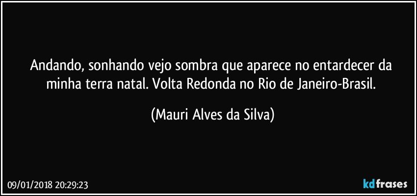 Andando, sonhando vejo sombra que aparece no entardecer da minha terra natal. Volta Redonda no Rio de Janeiro-Brasil. (Mauri Alves da Silva)