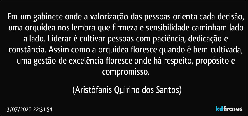 Em um gabinete onde a valorização das pessoas orienta cada decisão, uma orquídea nos lembra que firmeza e sensibilidade caminham lado a lado. Liderar é cultivar pessoas com paciência, dedicação e constância. Assim como a orquídea floresce quando é bem cultivada, uma gestão de excelência floresce onde há respeito, propósito e compromisso. (Aristófanis Quirino dos Santos)