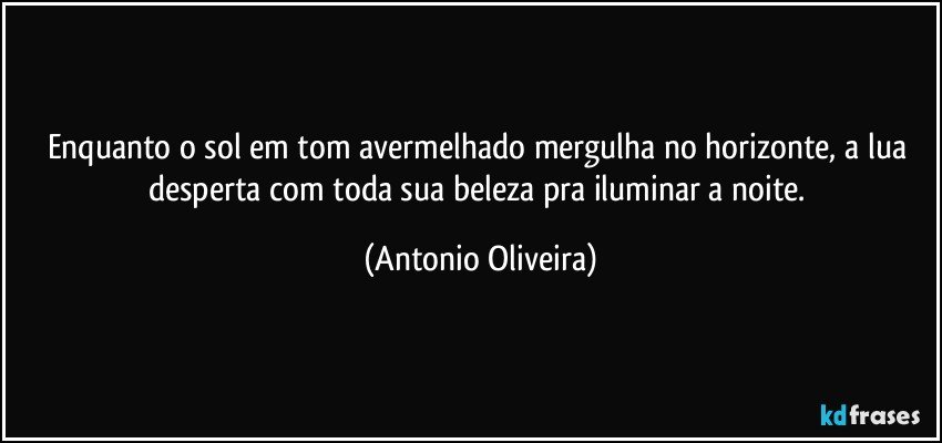 Enquanto o sol em tom avermelhado mergulha no horizonte, a lua desperta com toda sua beleza pra iluminar a noite. (Antonio Oliveira)
