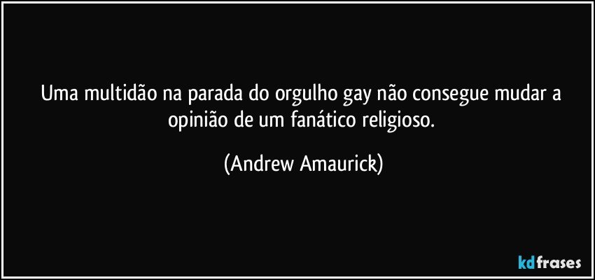 Uma multidão na parada do orgulho gay não consegue mudar a opinião de um fanático religioso. (Andrew Amaurick)
